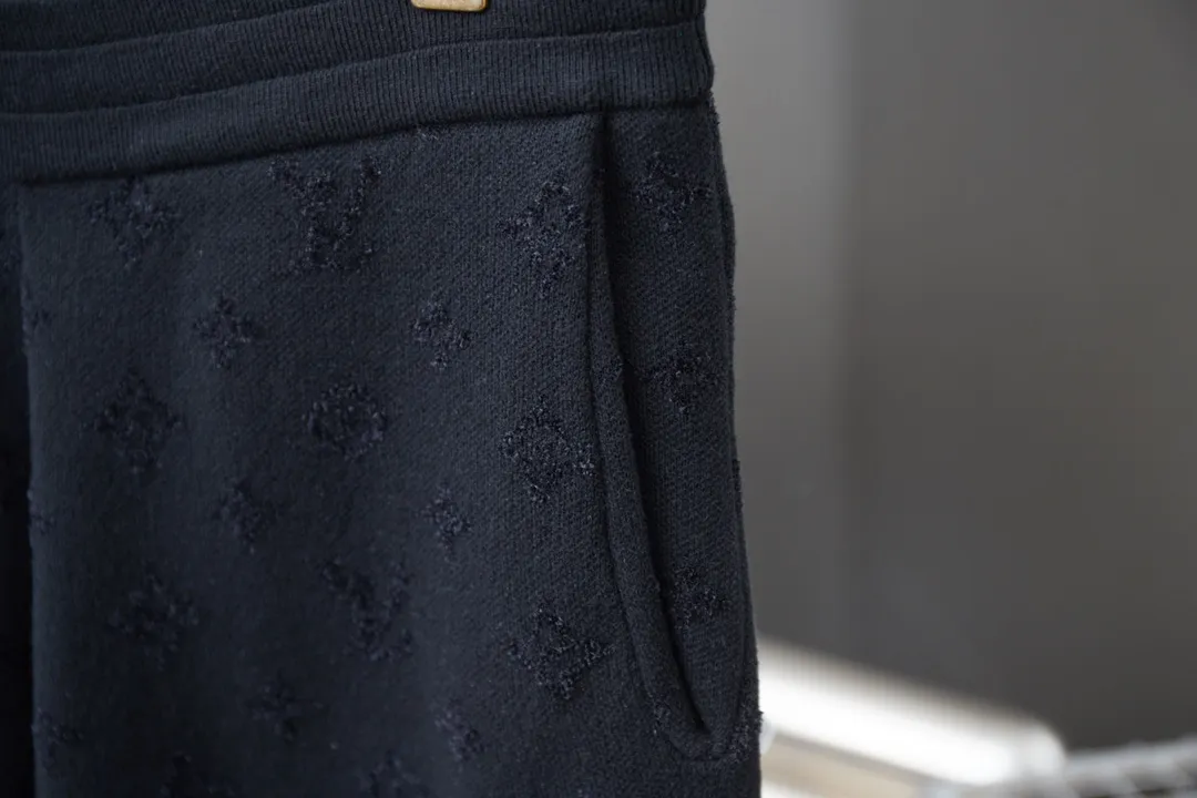 🅿️230 LV Louis 25ss new spring and summer style black letter jacquard knitted shorts, light luxury, a must-have item for daily commuting for men and women, correct version, welcome to compare, detailed features · Made of high-viscosity cotton material, high count cotton is added, dry and avoid stuffiness · Made of jacquard machine imported from Germany, woven with Lv Monogram plaid intarsia, and matched with velvet of the same color to present a unique three-dimensional texture · Original main mark, washed tag, brand moisture-proof paper packaging Color: Black Size: S/M/L/XL